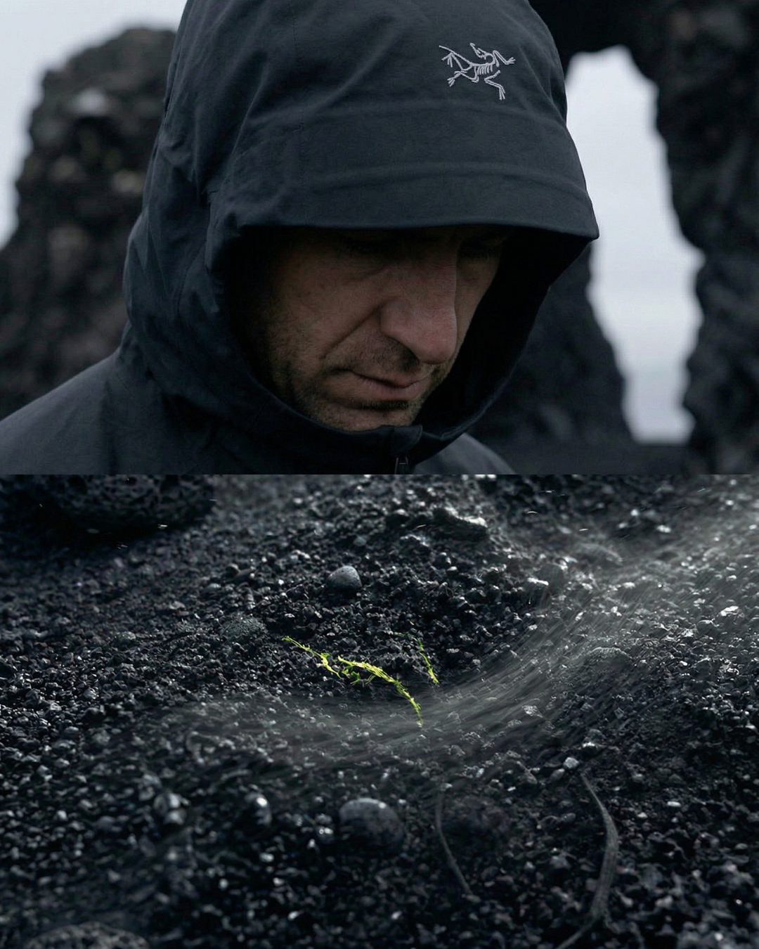 Homme encapuchonné penché sur du sable volcanique noir