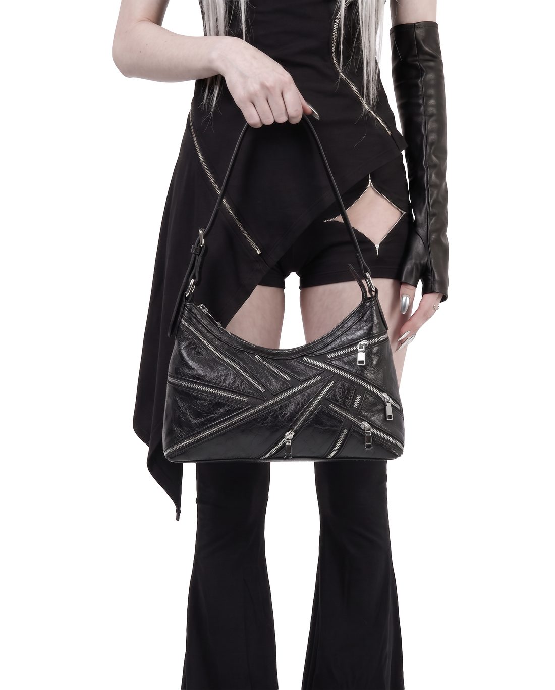Sac noir porté avec une tenue noire